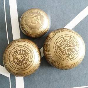 Himaliya Meditation Sound Healing Chakra Buddha Symbols Crafted Handmade Tibetan Singing Bowl with Mallet and Cushion